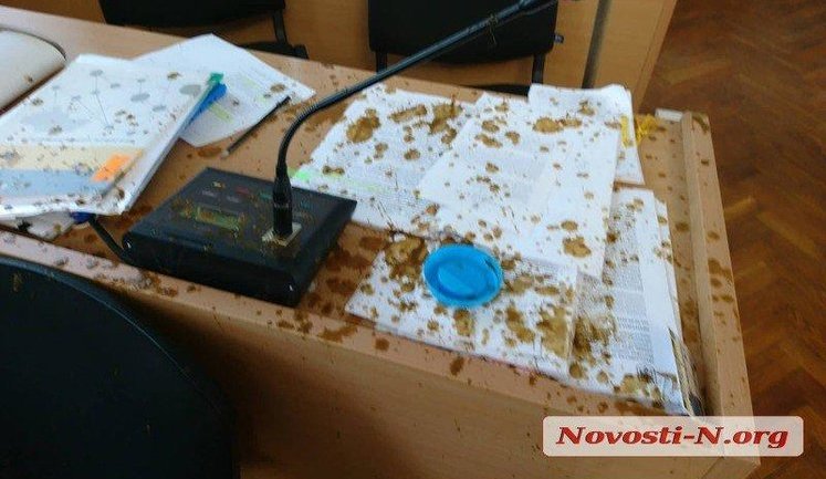 В Миколаївську міськраду під виглядом кави пронесли фекалії і вилили на депутатів. ФОТОрепортаж