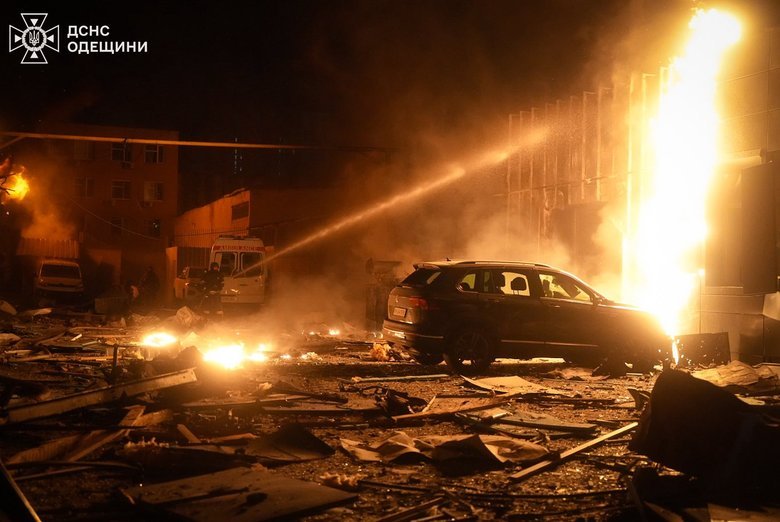 Російські дрони знищили великий автосалон у Одесі