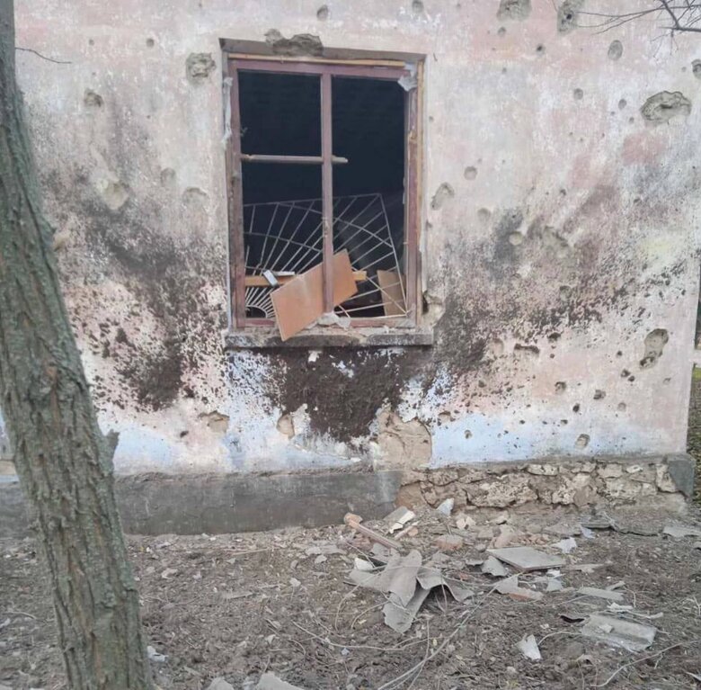 У Золотій Балці внаслідок скидання вибухівки з дрона пошкоджено релігійну споруду, магазин та автівки 03