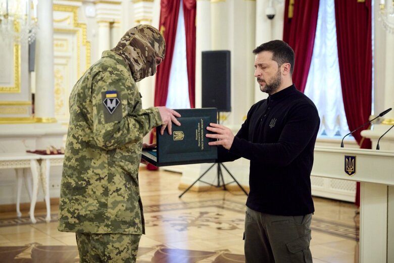 Зеленський вручив нагороди військовим