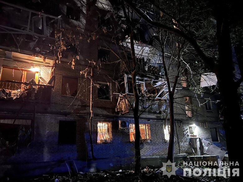Багатоповерхівка, яка постраждала через авіаудар