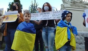Переселенцы пикетировали ОП с требованием возобновить работу жилищных программ: "Ми вдома, але без будинку!". ВИДЕО+ФОТОрепортаж