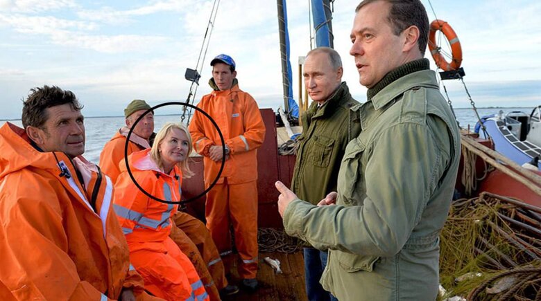 Putin read address against background of security personnel disguised as military personnel 03