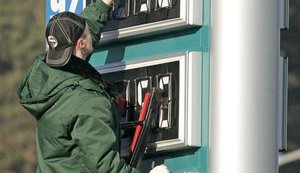 Все крупнейшие сети АЗС повысили розничные цены на бензин и дизтопливо