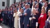 "Це завершення нашої каденції. Це були круті роки. Історія нас оцінить", - нардепи 8-го скликання заспівали гімн і влаштували прощальну фотосесію біля стін Верховної Ради. ВIДЕО