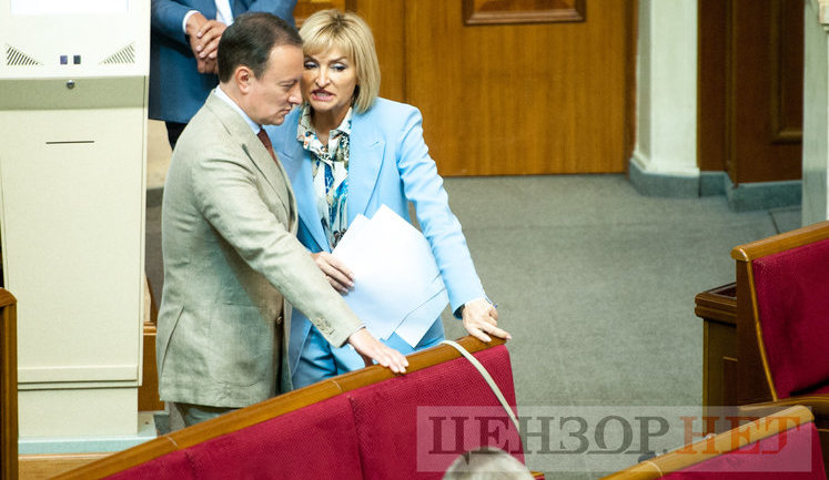 Открытие сессии, жестикулирующий Гройсман, беседа Андриевского и Луценко и плакат "Медведчук підарешт", - рабочий день в ВР 4 сентября. ФОТОрепортаж