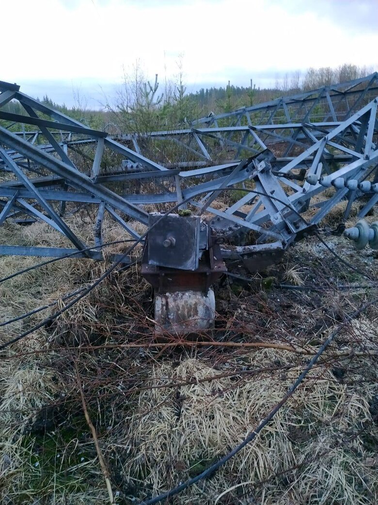 У Ленінградській області РФ невідомі підірвали опору ЛЕП 02