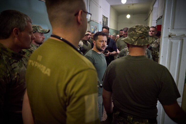 Зеленський відвідав бригади, які ведуть наступальні дії в межах ОТУ Соледар 12