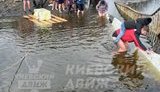 Під час евакуації з Ірпеня люди убрід переходили річку. ФОТО