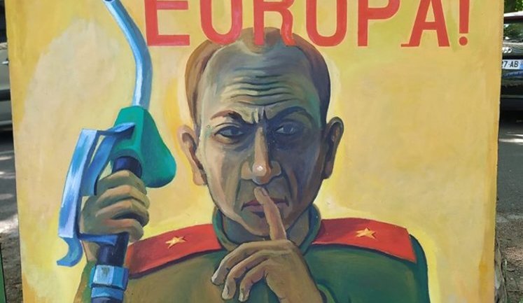 Уся повнота "радості" європейців від повернення РФ у ПАРЄ: під стінами Асамблеї виставили "антипутінські" картини. ФОТОрепортаж