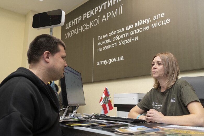 Центр рекрутингу української армії в Києві