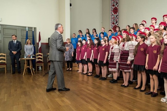 Olena Zelenska visits Ukrainian school in Riga 02