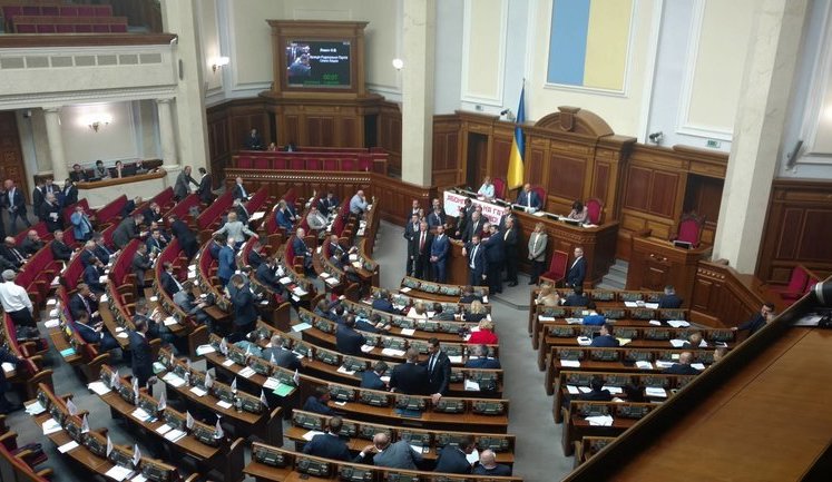 Парубій відкрив засідання ВР: "радикали" заблокували трибуну, вимагаючи скасування абонплати за газ і відставки голови НКРЕКП Вовка. ФОТО