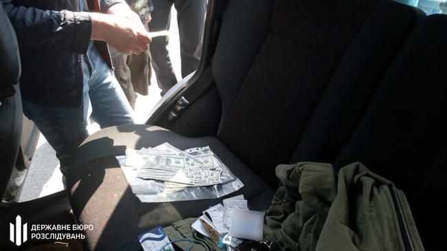 ДБР затримало співробітника Київтрансгазу на хабарі $12 тис. 02