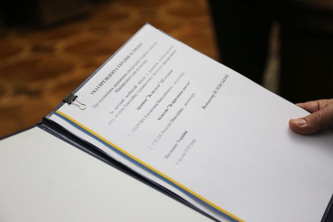 Таран вручил государственные награды волонтерам Азарову и Гусак 01