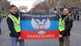 Французькі пропагандисти Сорлін і Моро, яких контролює ГРУ, з прапором "ДНР" засвітилися на акції "жовтих жилетів" у Парижі, - Тимчук. ФОТО