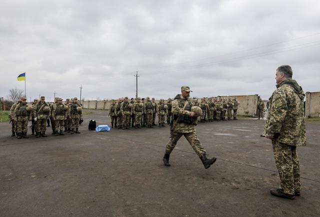 Порошенко вручил награды участникам боевых действий на Донбассе 01 Порошенко вручил награды участникам боевых действий на Донбассе 01