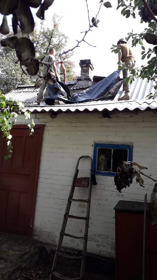 Морские пехотинцы отремонтировали поврежденную осколками крышу в доме волонтерки 03