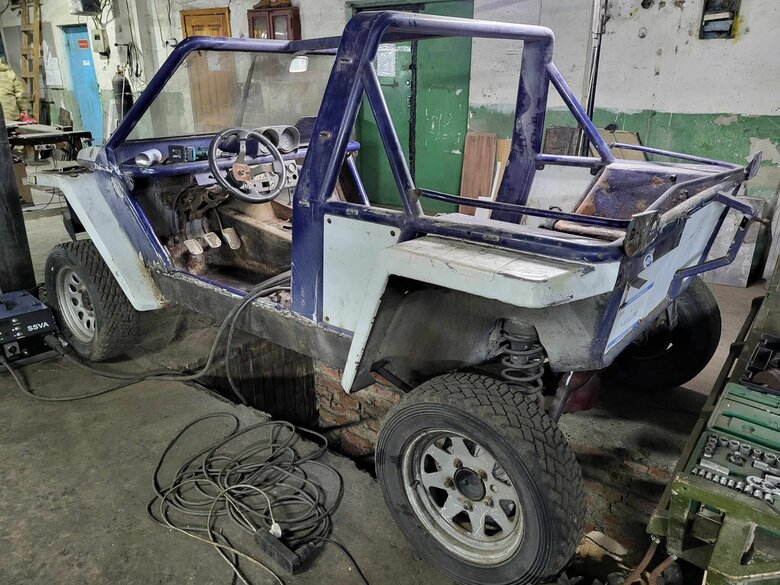 Українським захисникам передали машину типу багі Хижак