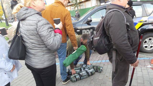 Правоохранители блокировали нардепов и активистов, которые пытались пронести палатки для митингующих под Радой 10