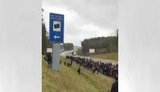 В Беларуси несколько сотен мигрантов из Сирии и Ирака колонной отправились на польскую границу в сопровождении вооруженных белорусских силовиков. ВИДЕО