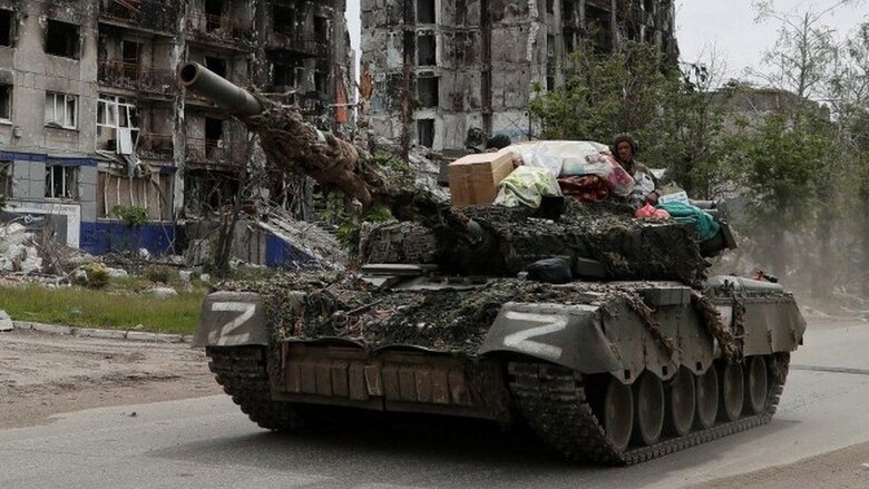 Забрали даже детские простыни, - украинка узнала на российском танке ворованные из ее квартиры вещи 01
