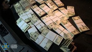 СБУ разоблачила фальшивомонетчиков с поддельными долларами высокого качества