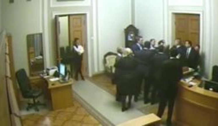 Incident between MPs Teteruk and Kuzhel in Verkhovna Rada. VIDEO (surveillance cameras)