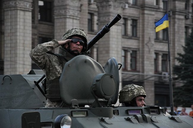 Від Точки-У до Джавелінів: вражаючі кадри 250 одиниць бойової техніки на Хрещатику 23