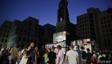 Учасники маршу в Мінську обклеїли плакатами постамент пам