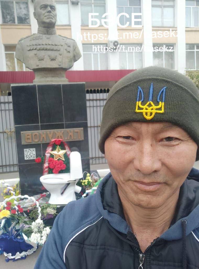 У памятника Жукову в Казахстане 9 мая установили унитаз 01