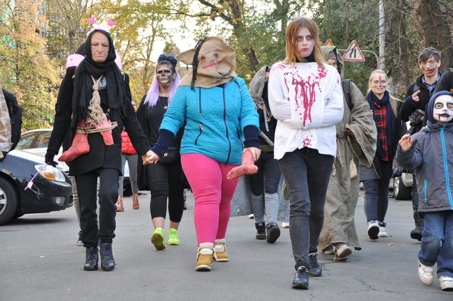 Парад зомби прошел в центре Киева 06