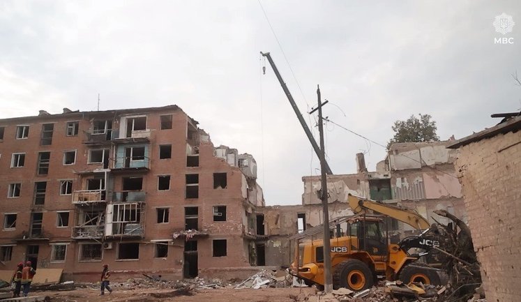 Debris clearance completed at site of enemy strike in Pryluky – Vyhivskyi. VIDEO