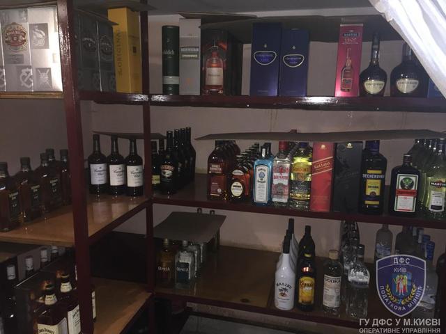Налоговики ликвидировали незаконный склад алкоголя в Киеве 11