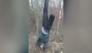 Далекобійники на Дніпропетровщині підвісили за ногу чоловіка, який крав у них пальне та акумулятори. ВIДЕО