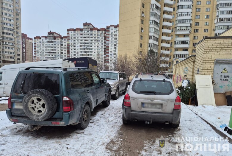 У Києві викрито чоловіка та жінку, які продавали авто, ввезені для ЗСУ