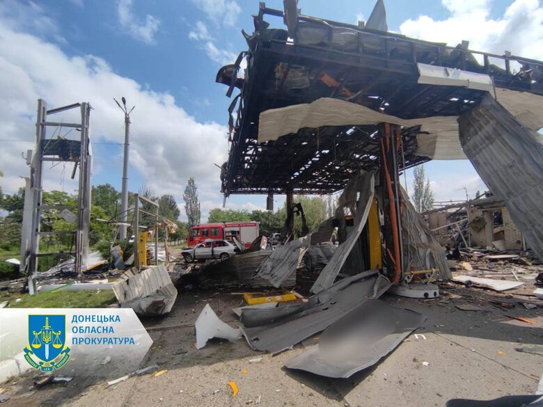 Оккупанты сбросили авиабомбы на АЗС в Торецке, погиб мужчина 05