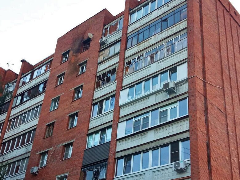 Росіяни твердять, що в Курську безпілотник влетів у багатоповерхівку 01