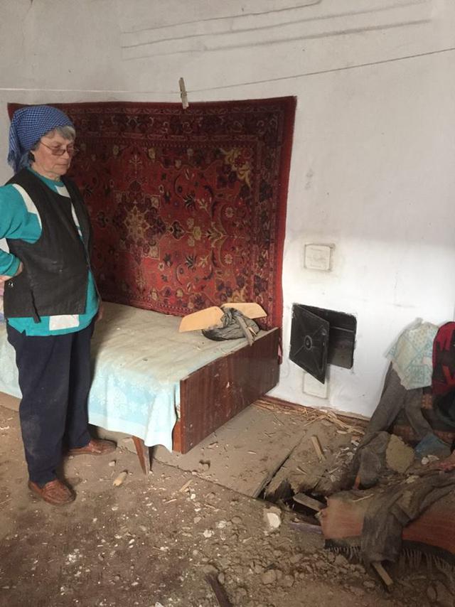 Черговий обстріл бойовиками Авдіївки: мінометний снаряд влучив у житловий будинок, - Нацполіція 01