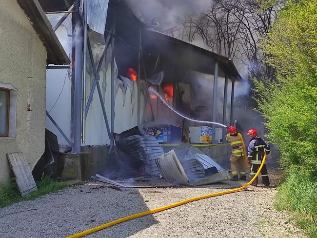 В Івано-Франківську горить складське приміщення, - ДСНС 03