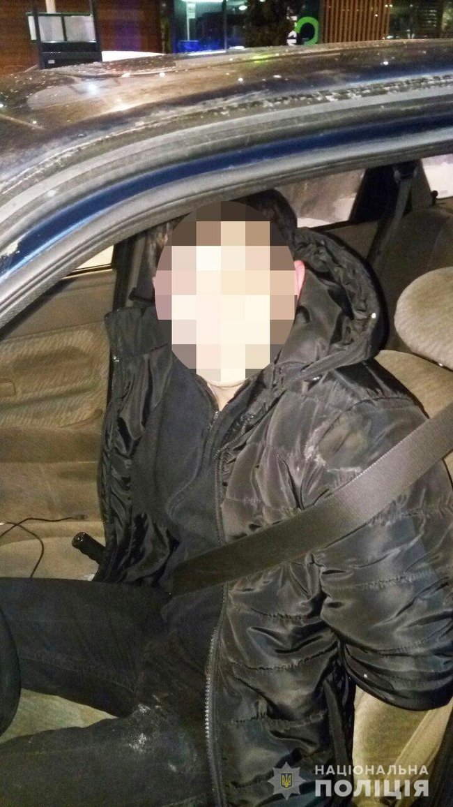 Полиция в Киеве задержала троих иностранцев, напавших на таксиста с ножом и угнавших его автомобиль 05
