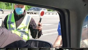 Полиция уволила двух патрульных, безосновательно устроивших проверку волонтеров