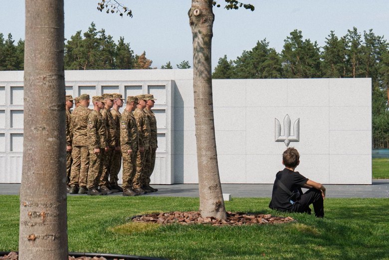 На Национальном военном мемориальном кладбище похоронили первого бойца