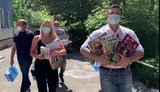 "Слуга народу" Тищенко приніс хворим дітям книги і кілька упаковок води. ФОТО