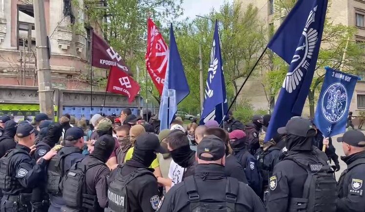 Произошла стычка между правоохранителями и митингующими, которые протестовали против ЛГБТ+ кинофестиваля на Подоле. ВИДЕО