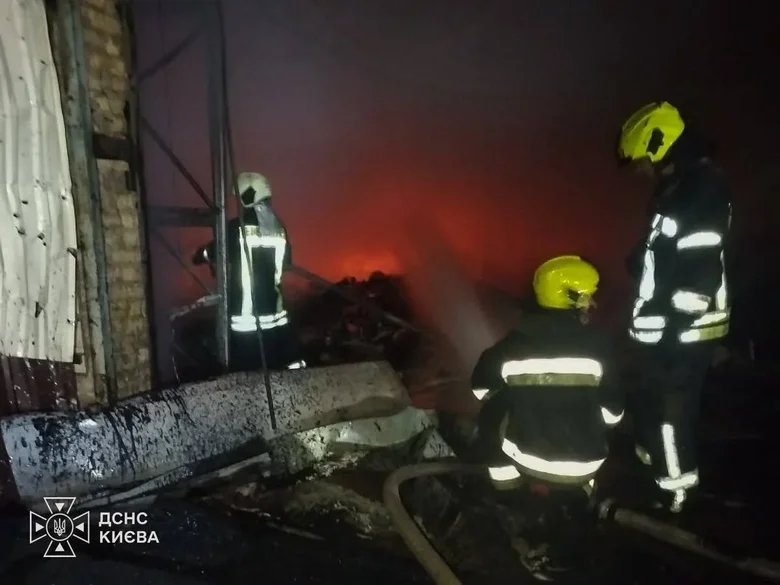 Нічна атака на Київ: загинула людина, у двох районах виникли пожежі