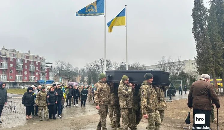 Військового Андрія Киризюка першого захоронили на оновленому полі почесних поховань у Львові. ФОТОрепортаж