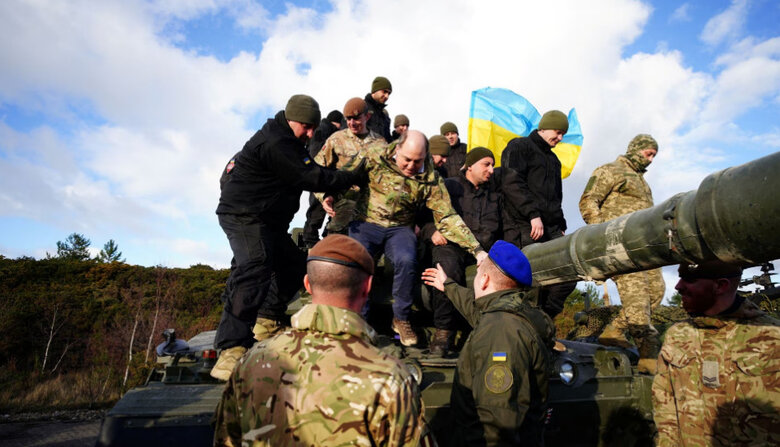 Міністр оборони Великої Британії Воллес завітав до українських військових, які опановують танки Challenger 2 08 Міністр оборони Великої Британії Воллес завітав до українських військових, які опановують танки Challenger 2 08