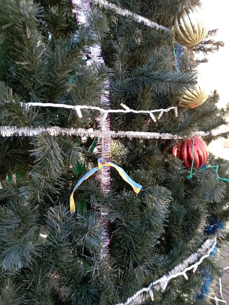 Жителі лівобережної Херсонщини на знак опору ворогу чіпляють синьо-жовті стрічки на вулицях 05