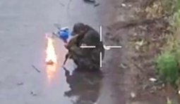 росіянин розпалив вогонь на дорозі